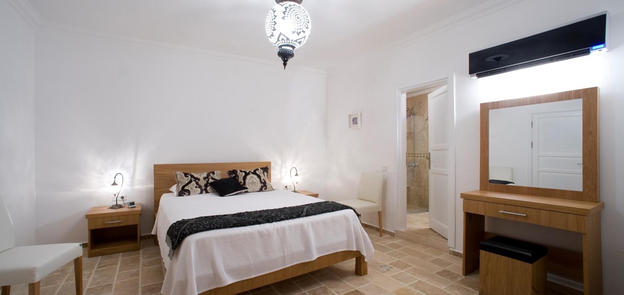 Elegantly furnished bedroom with en-suite
